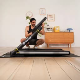 Passadeira Deerrun X20 dobrável, compacta e silenciosa; painel minimalista, estrutura preta com detalhes amarelos; ideal para uso doméstico e fácil guardar
