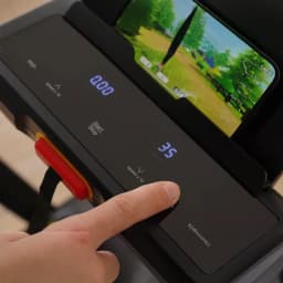 Painel da Passadeira Deerrun X20 com display digital azul, botões táteis de velocidade, suporte para smartphone e chave de segurança vermelha