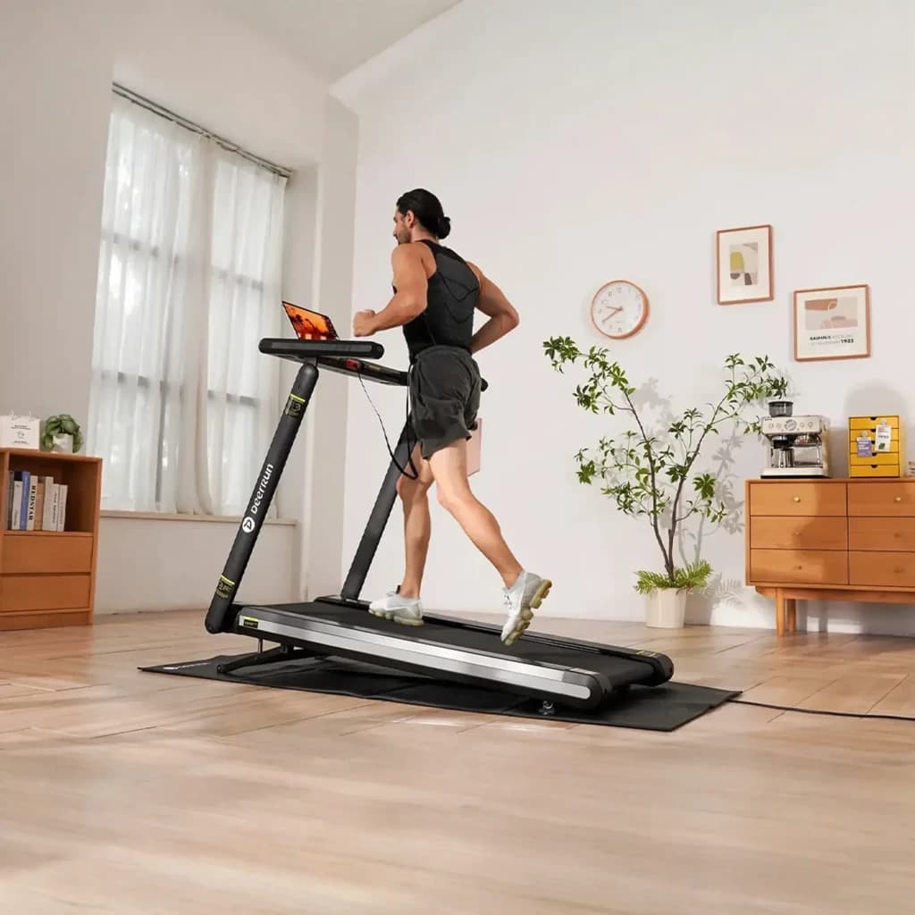 Passadeira Deerrun X20 dobrável com tela para tablet, estrutura preta robusta, inclinação ajustável, corrimãos compactos e base antiderrapante em sala