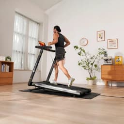 Passadeira Deerrun X20 dobrável com tela para tablet, estrutura preta robusta, inclinação ajustável, corrimãos compactos e base antiderrapante em sala