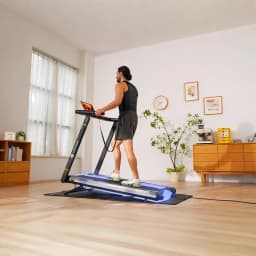 Passadeira Deerrun X20 dobrável com tela para tablet, barras de apoio, iluminação lateral azul e esteira ampla; design moderno para treino indoor
