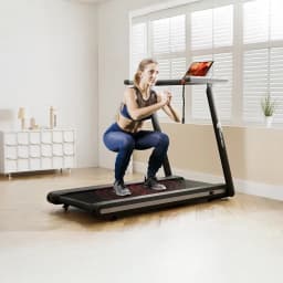 Passadeira Deerrun X20 preta e dobrável, display com suporte para tablet, corrimãos prateados, superfície ampla antiderrapante, design moderno para treino