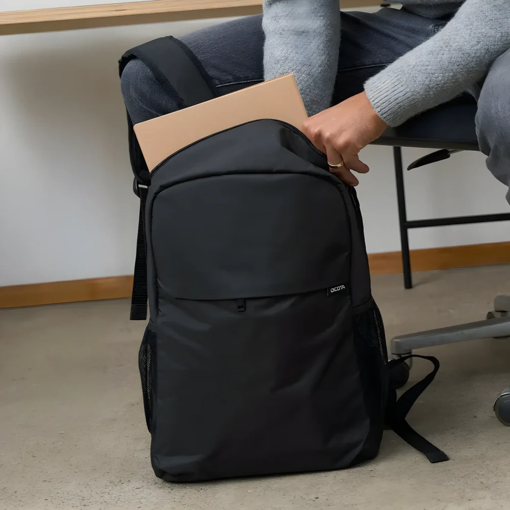 Dicota Mochila ONE 13-16 polegadas preto, vista frontal: bolso dianteiro, logo Dicota, alças laterais e pega superior - Item6