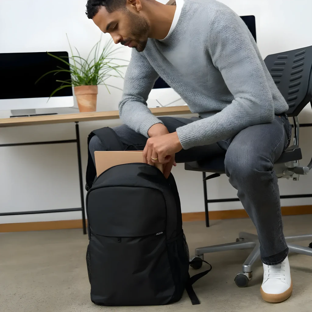Dicota Mochila ONE 13-16 polegadas preto, vista frontal: bolso dianteiro, logo Dicota, alças laterais e pega superior - Item4