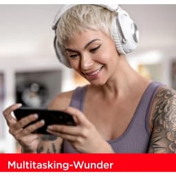 SanDisk microSDXC GamePlay 256GB Azul, uso: mujer con auriculares blancos jugando en smartphone en modo horizontal