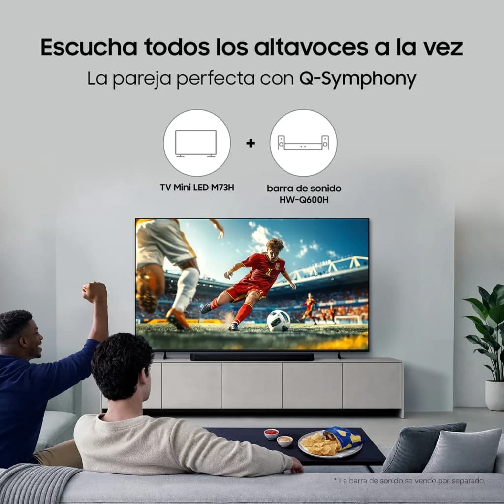 Samsung TU85M73H 85 polegadas Mini LED 4K preto titânio, lifestyle: duas pessoas a ver futebol com soundbar Q-Symphony