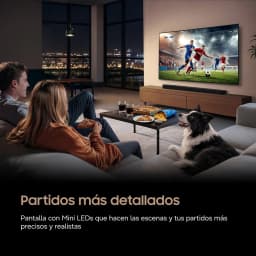 Samsung TU50M73H 50 pulgadas Mini LED 4K Negro, lifestyle: pareja y perro en salón viendo partido de fútbol en pantalla