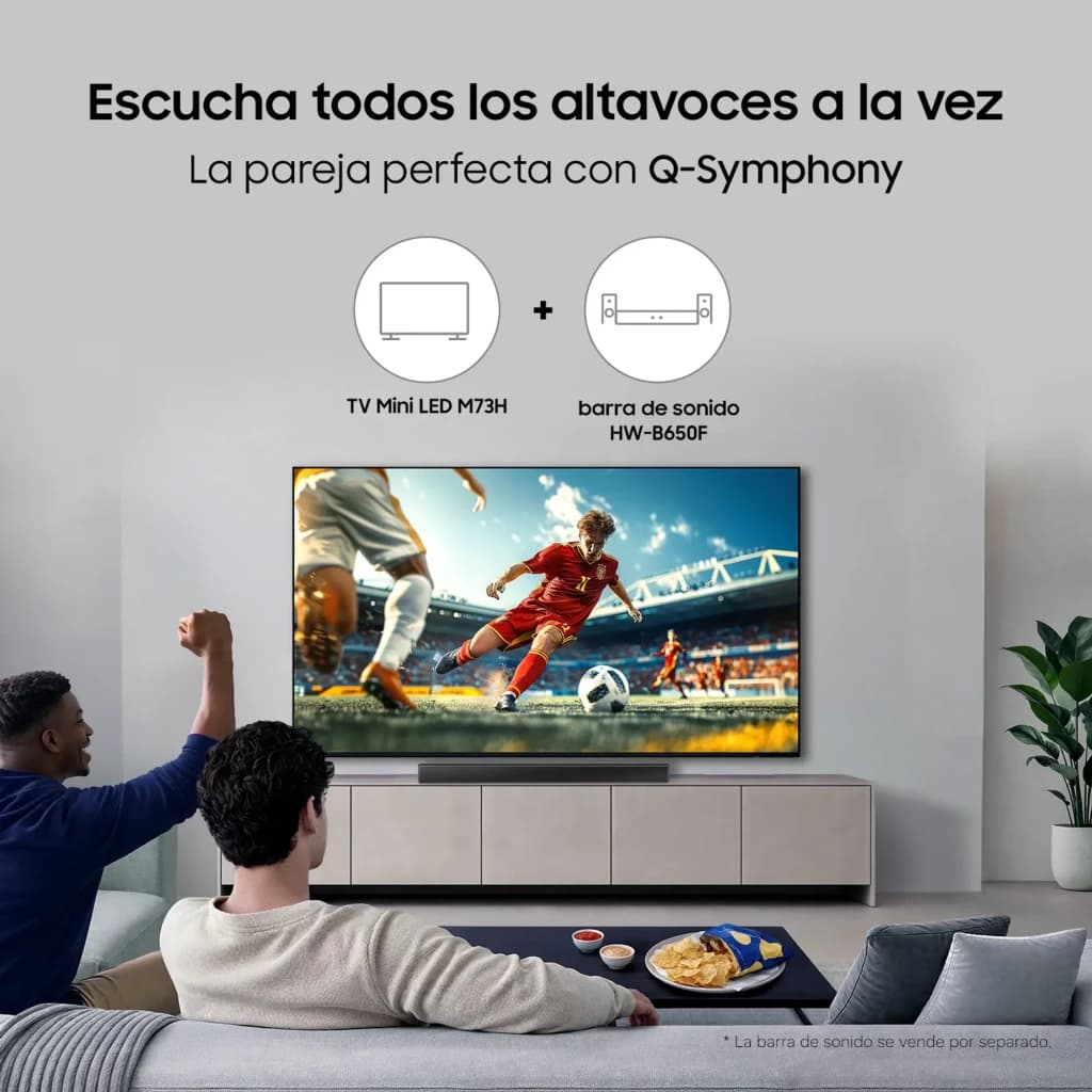 Samsung TU65M73H 65 pulgadas Mini LED 4K negro, lifestyle: dos personas viendo fútbol con barra de sonido Q-Symphony
