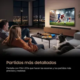 Samsung TU75M73H 75 pulgadas Mini LED 4K Negro, lifestyle: pareja y perro en salón viendo partido de fútbol en pantalla