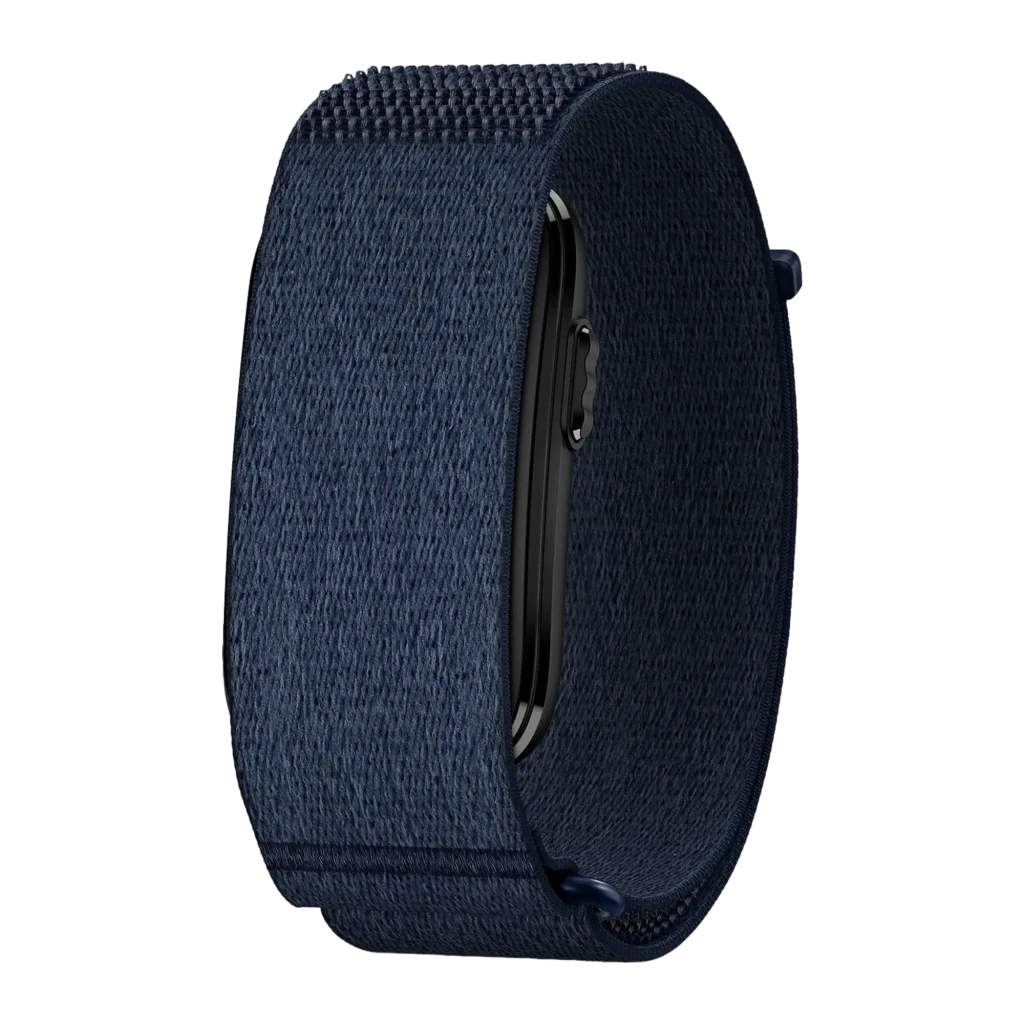 Garmin CIRQA Smart Band S-M azul, vista em ângulo: pulseira têxtil azul-marinho, módulo central e logo Garmin visíveis - Item1