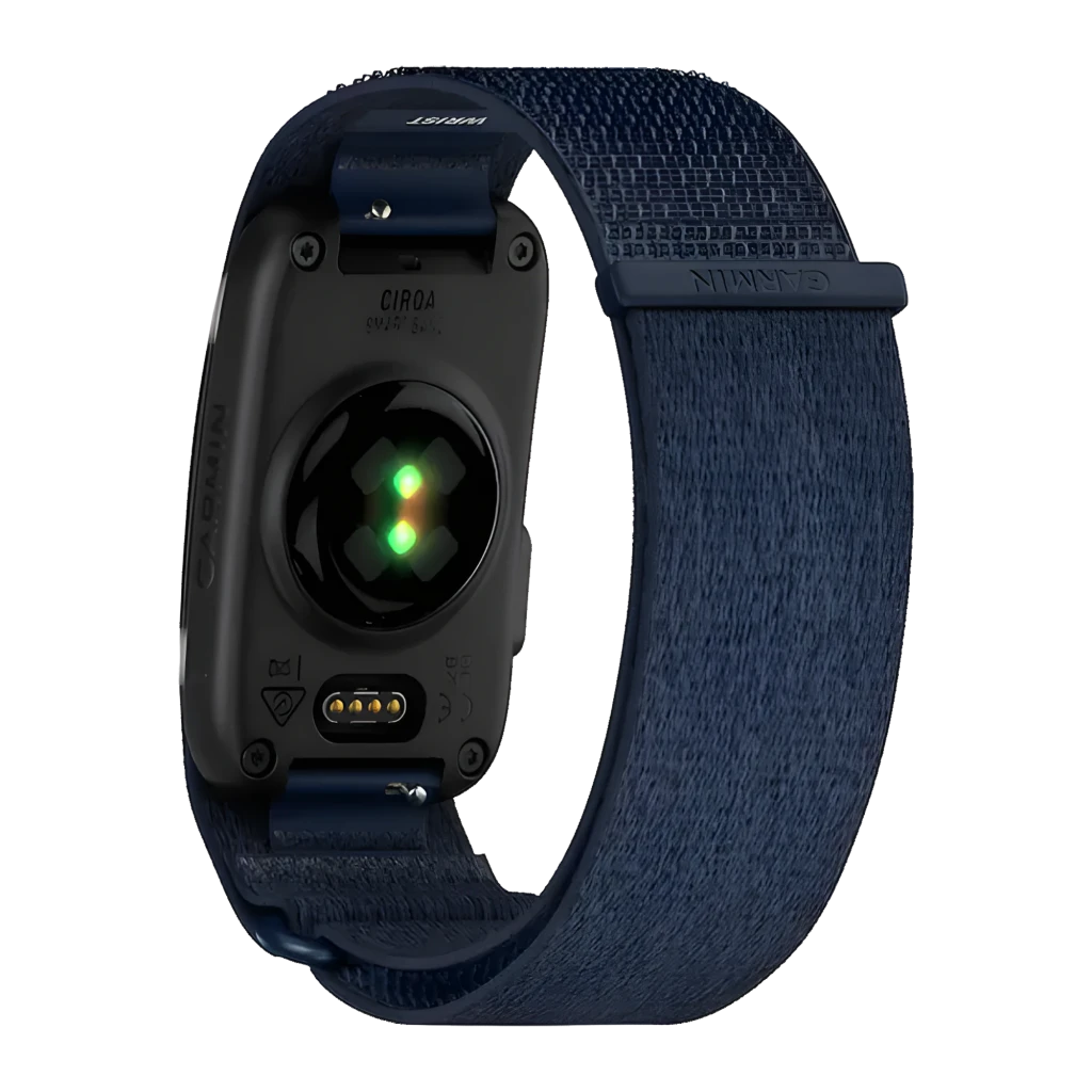 Garmin CIRQA Smart Band S-M azul, vista em ângulo: pulseira têxtil azul-marinho, módulo central e logo Garmin visíveis - Item3