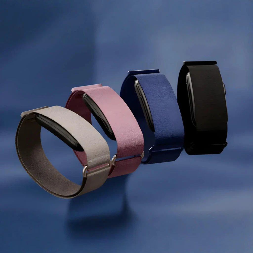 Garmin CIRQA Smart Band S-M azul, vista em ângulo: pulseira têxtil azul-marinho, módulo central e logo Garmin visíveis - Item4