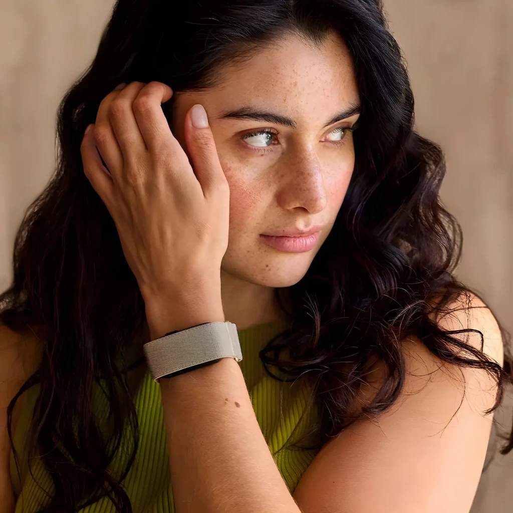 Garmin CIRQA Smart Band Cinza S-M, vista em perspectiva: pulseira têxtil cinza com módulo preto e fecho dourado - Item6