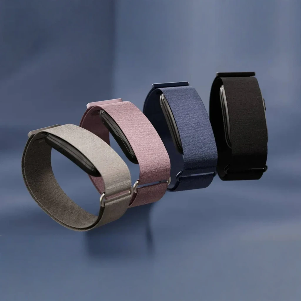 Garmin CIRQA Smart Band Cinza S-M, vista em perspectiva: pulseira têxtil cinza com módulo preto e fecho dourado - Item5