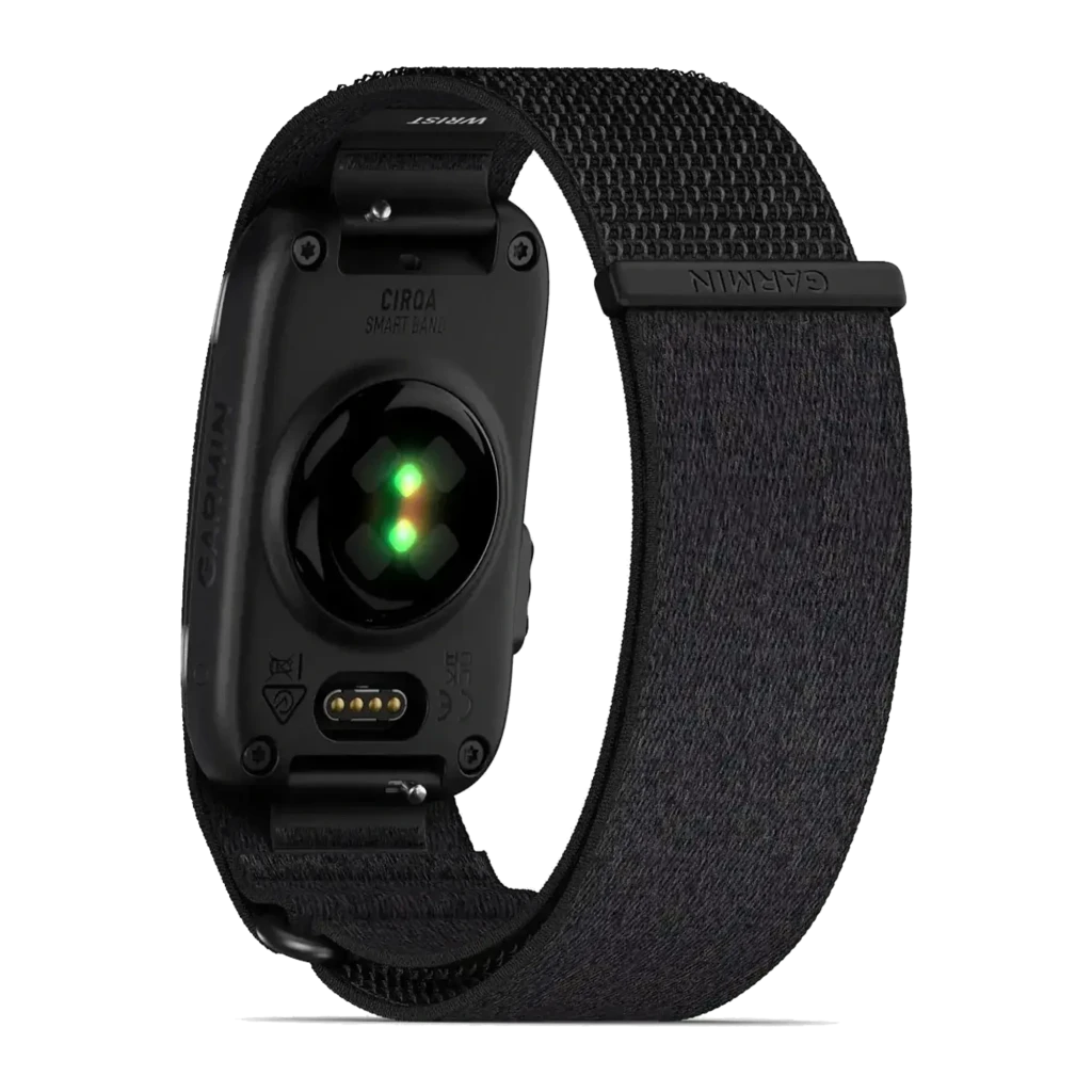 Garmin CIRQA Smart Band S-M preto, vista frontal em ângulo: pulseira têxtil com velcro e módulo fino lateral com logo Garmin - Item1
