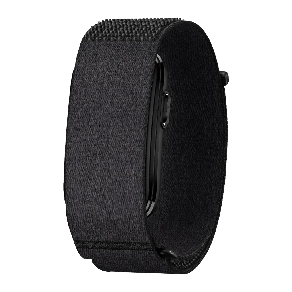 Garmin CIRQA Smart Band S-M preto, vista frontal em ângulo: pulseira têxtil com velcro e módulo fino lateral com logo Garmin - Item2