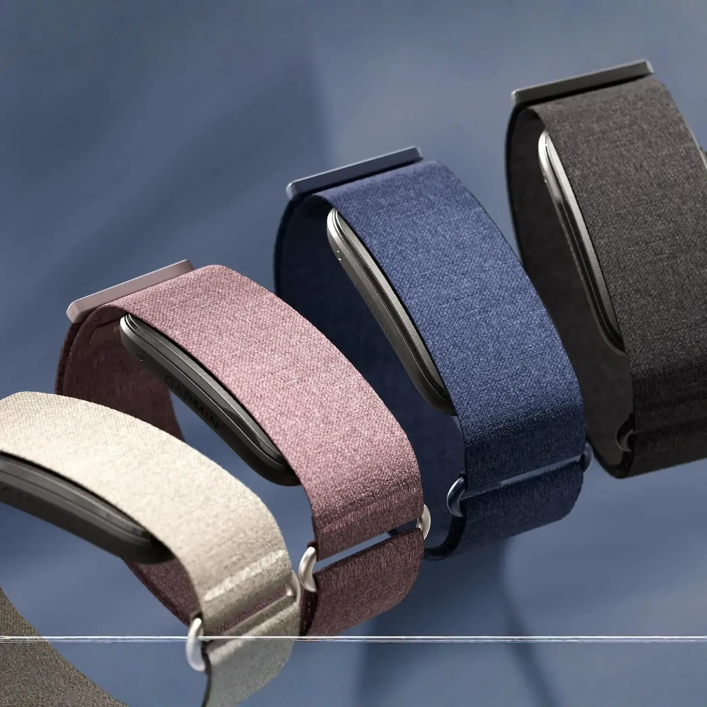 Garmin CIRQA Smart Band Malva L-XL roxo, vista lateral: pulseira têxtil em loop e cápsula preta lateral - Item2