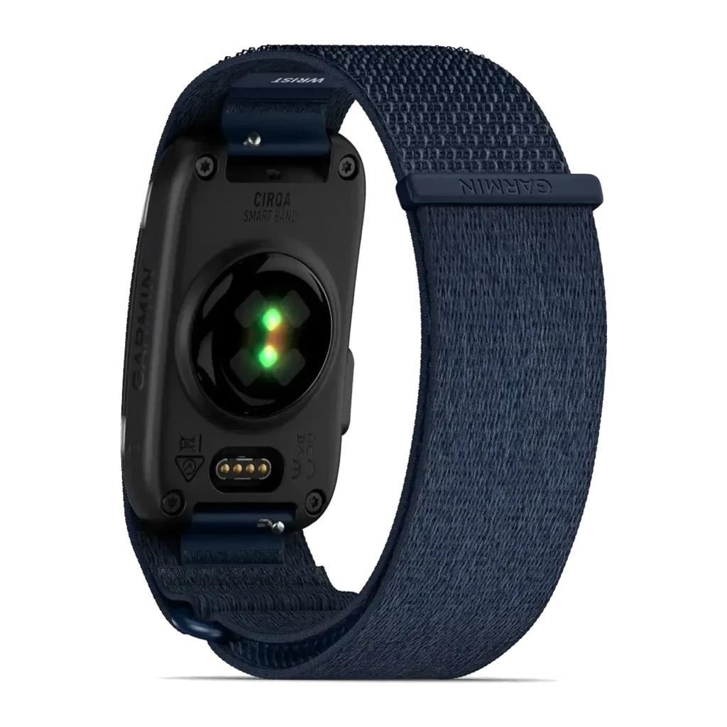 Garmin CIRQA Smart Band L-XL Azul, vista frontal em ângulo: pulseira têxtil azul-marinho e módulo central alongado - Item1