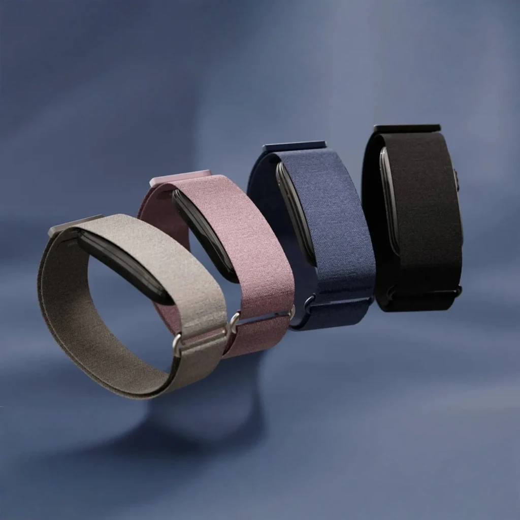 Garmin CIRQA Smart Band L-XL Azul, vista frontal em ângulo: pulseira têxtil azul-marinho e módulo central alongado - Item3