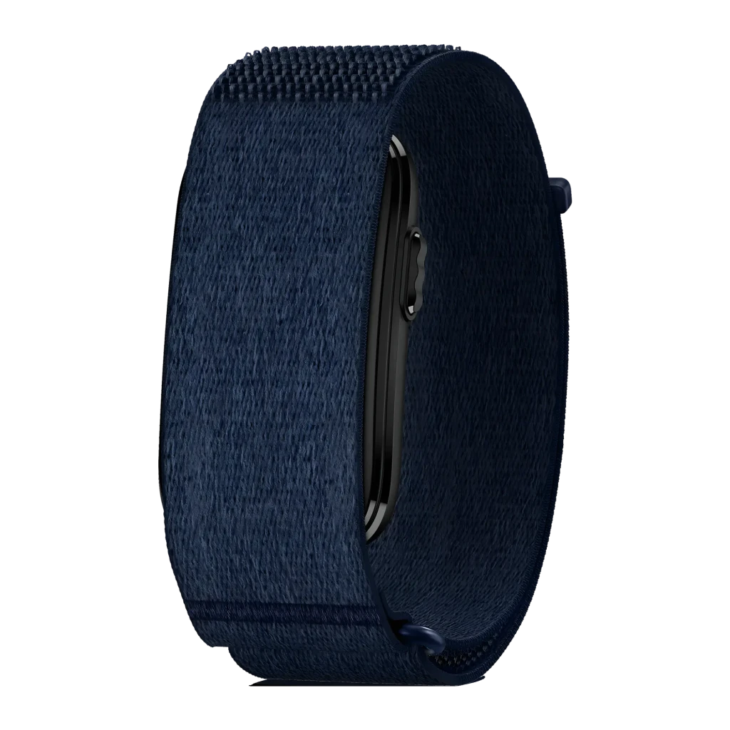 Garmin CIRQA Smart Band L-XL Azul, vista frontal em ângulo: pulseira têxtil azul-marinho e módulo central alongado - Item2