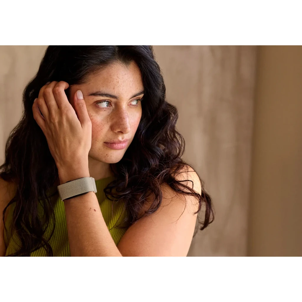 Garmin CIRQA Smart Band L-XL cinza, vista frontal em ângulo: pulseira têxtil trançada e corpo preto lateral - Item4