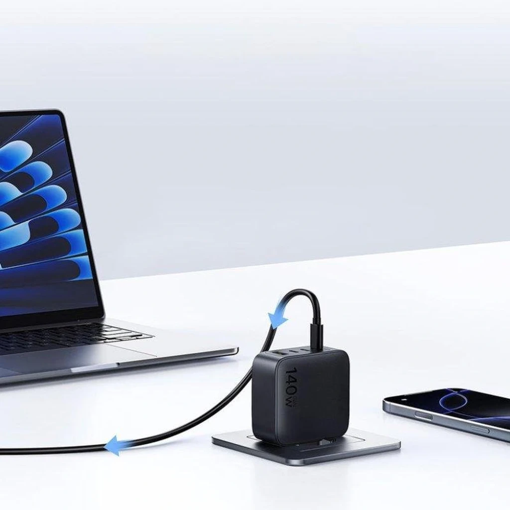 Carregador Baseus EnerFill FH11 GaN 140W compacto em preto, plugue europeu, 3 portas USB-C e 1 USB-A na lateral, acabamento fosco com logo 140W - Item3