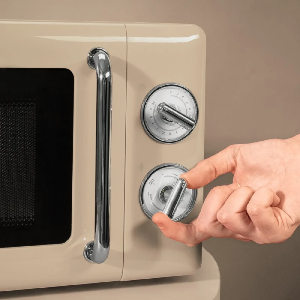 Cecotec ProClean 3010 Retro Beige 700W 20L, vue de face: porte noire, poignée chromée et deux boutons rotatifs argentés - Ítem3