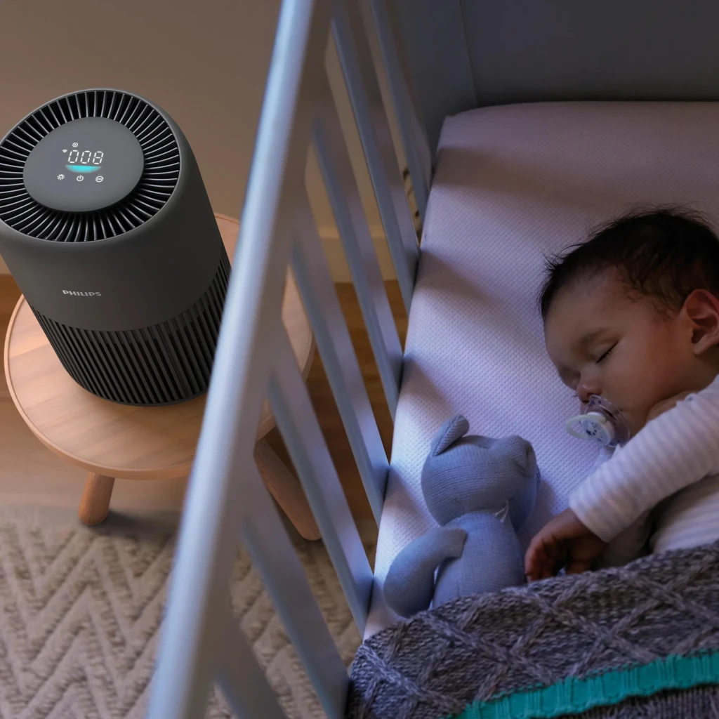 Philips PureProtect Mini AC0951/13 900 Series noir, vue de face en angle: corps cylindrique avec grilles verticales et - Ítem3