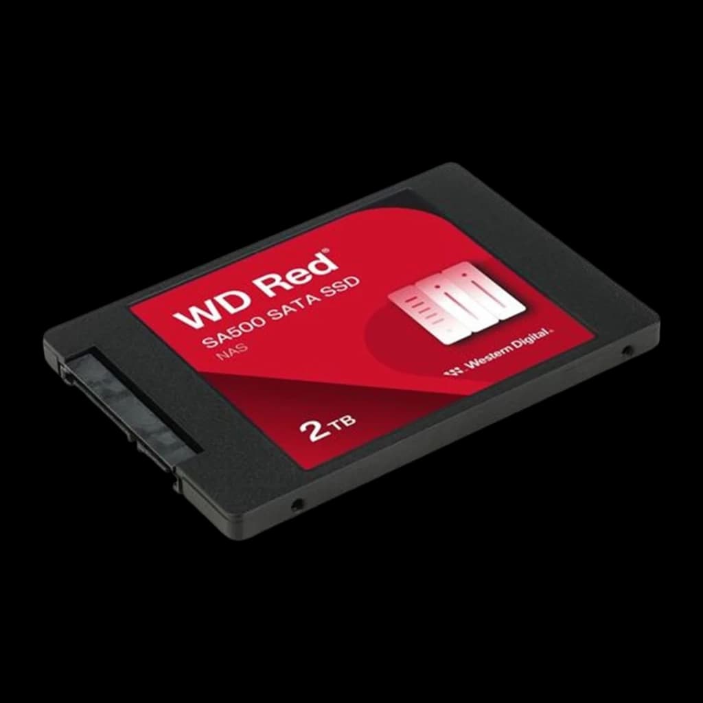 WD Red SA500 2TB vermelho, vista superior em ângulo: conector SATA visível na lateral esquerda, etiqueta vermelha e carcaça