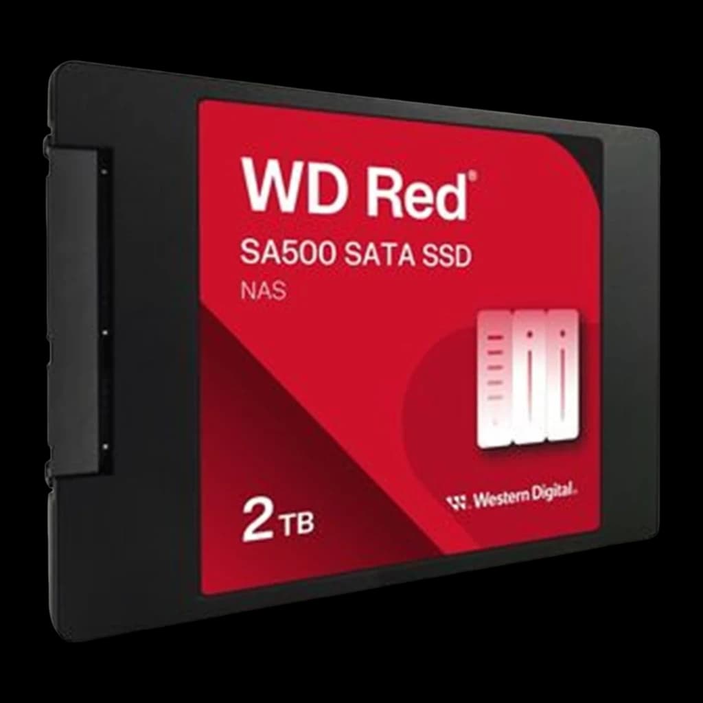 WD Red SA500 2TB vermelho, vista frontal em ângulo: etiqueta vermelha com logo NAS, carcaça preta e lateral esquerda visíveis