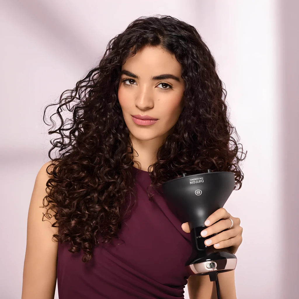 Bellissima Diffon Ion Ceramic 700W preto, vista frontal: corpo ergonómico preto com detalhes dourado-rosé, seletor de - Item4