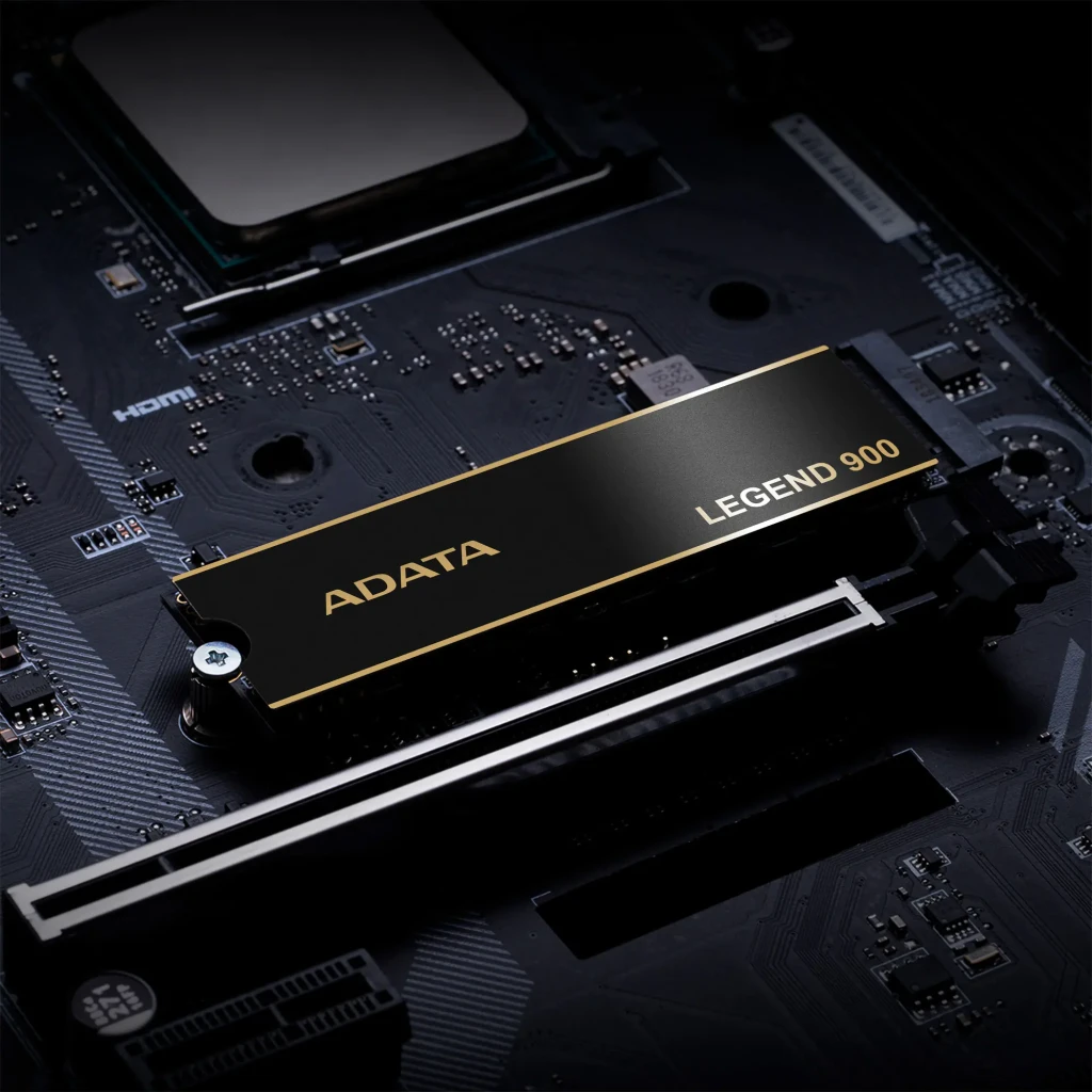 ADATA Legend 900 1TB, vista superior: disipador negro con letras doradas, conector M.2 y bordes dorados visibles - Ítem5