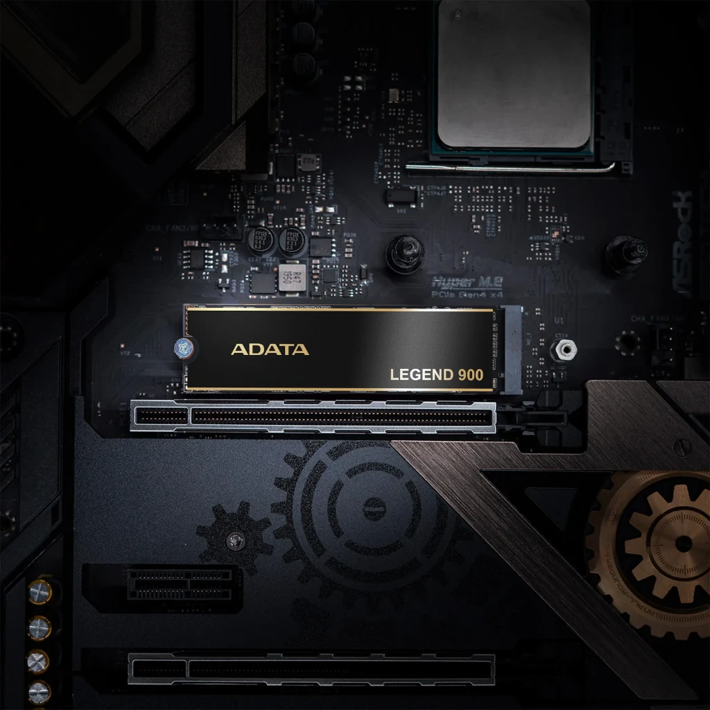 ADATA Legend 900 1TB, vista superior: disipador negro con letras doradas, conector M.2 y bordes dorados visibles - Ítem7