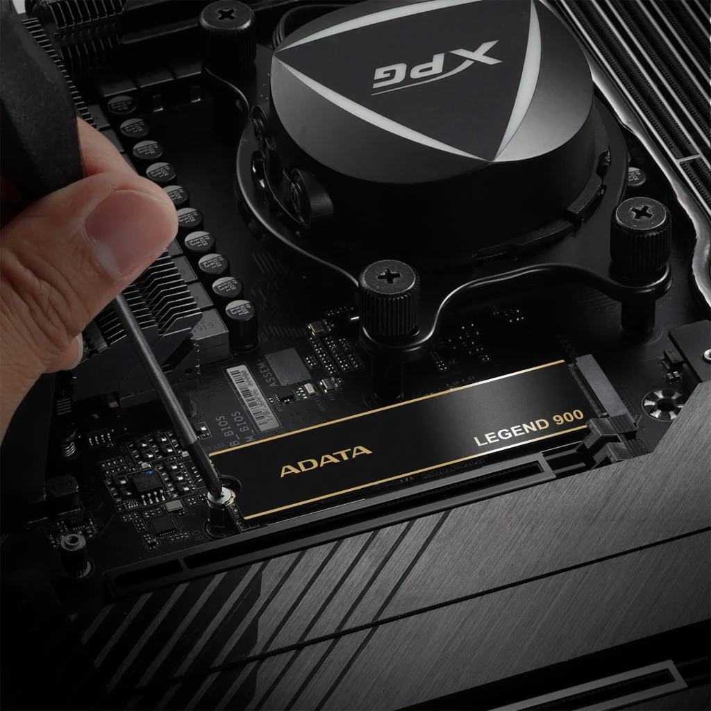 ADATA Legend 900 1TB, vista superior: disipador negro con letras doradas, conector M.2 y bordes dorados visibles - Ítem8