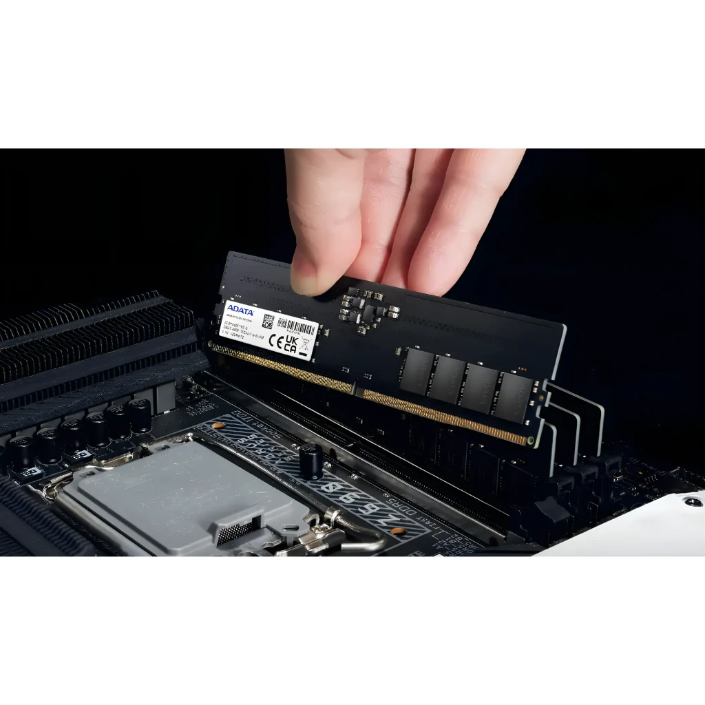 ADATA AD5U48008G-S 8GB DDR5 4800MHz DIMM, vista frontal: PCB preto com etiqueta, chips e contatos dourados - Item3