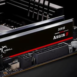 G.Skill Aegis 5 DDR5 64GB preto, instalada em placa-mãe: dissipador preto com faixa vermelha e logo DDR5 Aegis 5