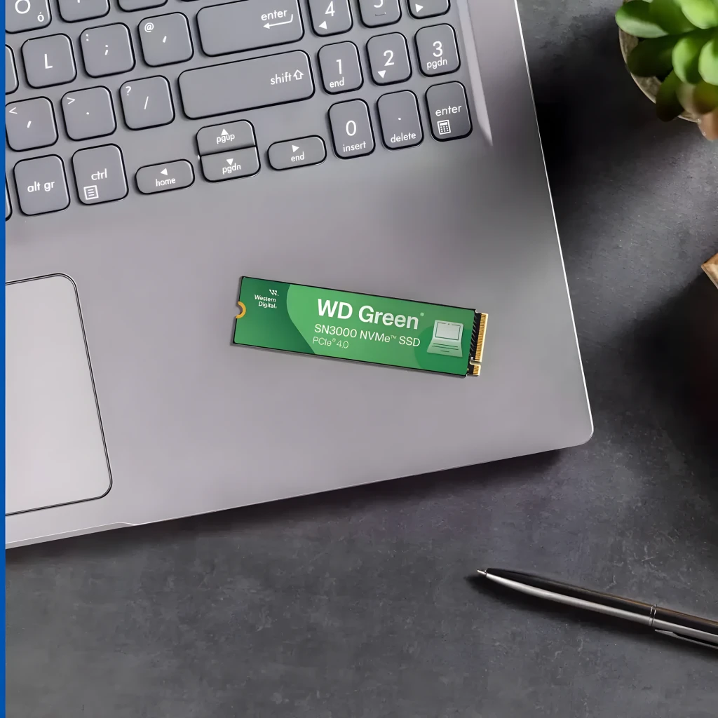 WD Green SN3000 500GB vert, vue de face: SSD M.2 NVMe PCIe 4.0 avec étiquette verte et connecteur doré - Ítem5