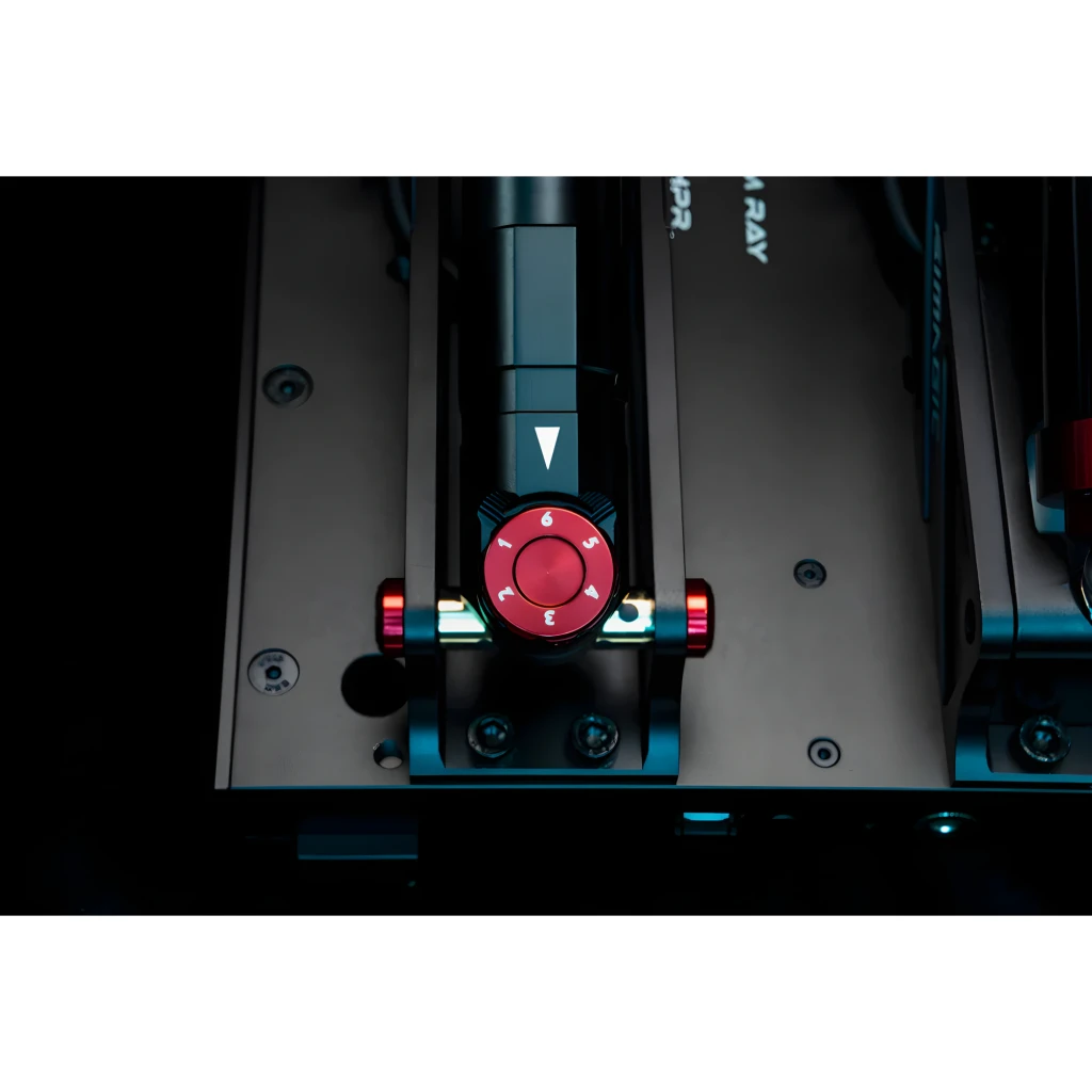 Simagic P-HTS preto, vista lateral em perspectiva: cilindro hidráulico completo com dial vermelho ajustável, haste e rotula - Item3