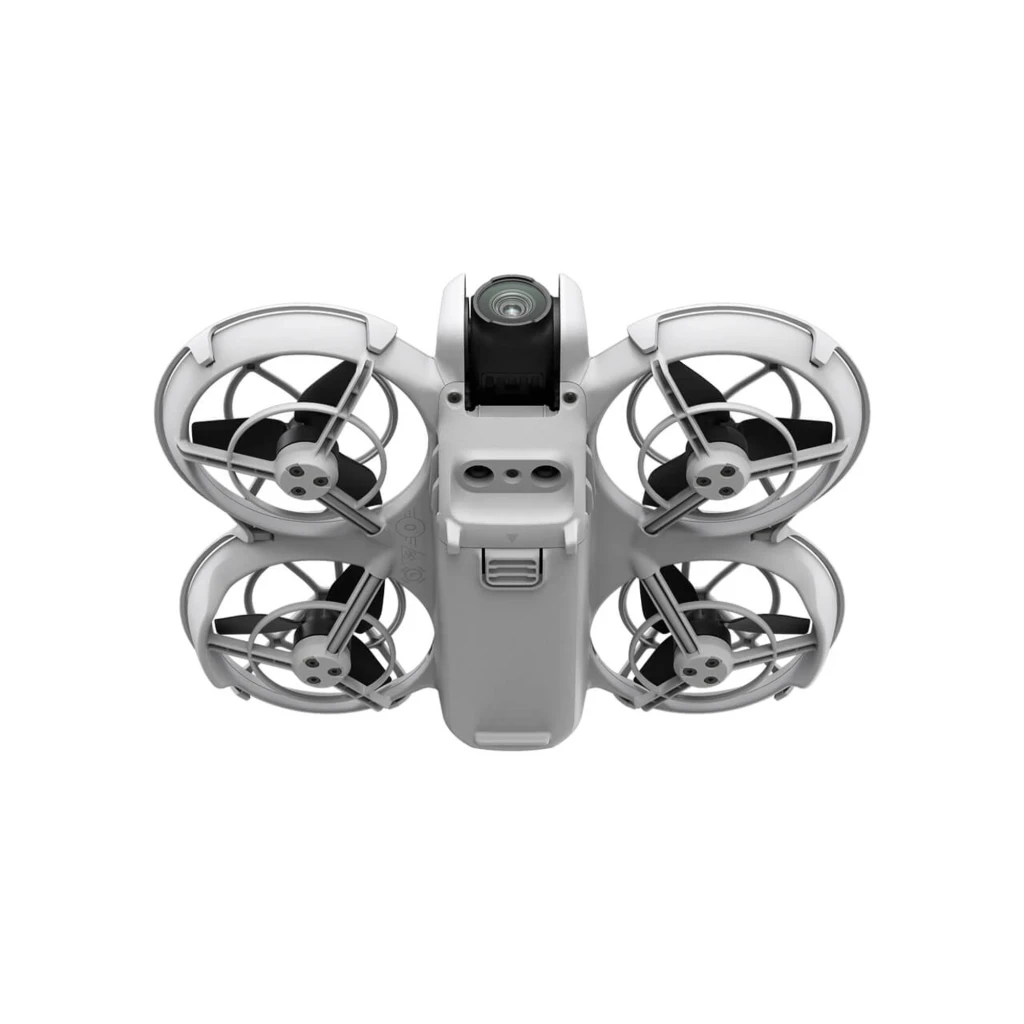 DJI Drone Neo 4K 22GB Blanco, vista en perspectiva: logo NEO visible en lateral, cámara y protectores de hélices en ángulo - Ítem2