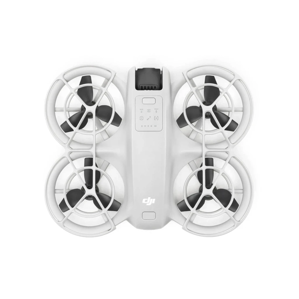 DJI Drone Neo 4K 22GB Blanco, vista en perspectiva: logo NEO visible en lateral, cámara y protectores de hélices en ángulo - Ítem3