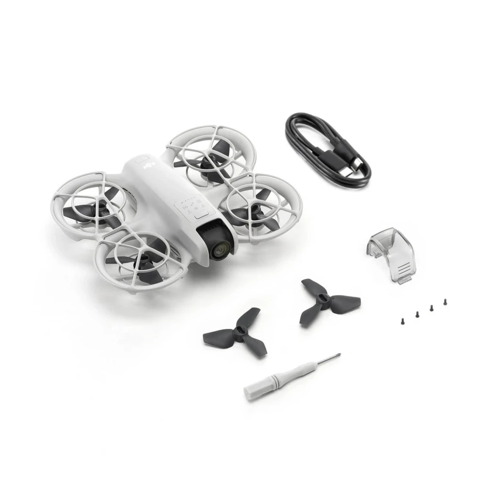 DJI Drone Neo 4K 22GB Blanco, vista en perspectiva: logo NEO visible en lateral, cámara y protectores de hélices en ángulo - Ítem4