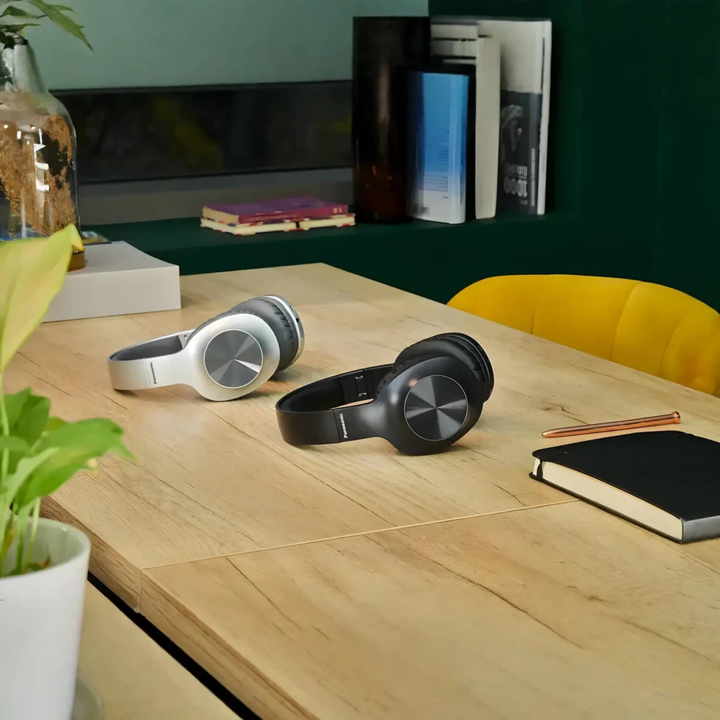 Panasonic RB-HX220B Bluetooth plateados, vista en ángulo: cápsula derecha con disco metálico concéntrico y almohadilla gris - Ítem5
