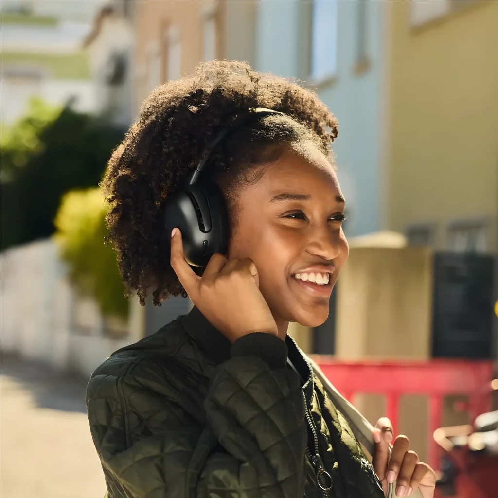 JBL Tour One M3 Bluetooth Noir, vue de face en angle: arceau rembourré, coussinets et commandes sur la coque gauche - Ítem8