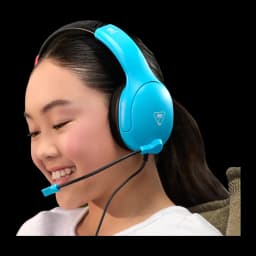 Turtle Beach Airlite Fit Neon azul, vista lateral: niña sonriendo con auriculares puestos y micrófono flexible visible