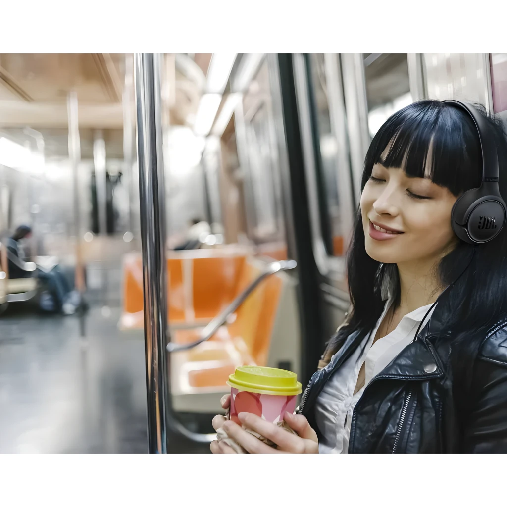 JBL Tune 530 Noir, vue latérale: casque on-ear avec arceau rembourré, coussinets et logo JBL sur le pavillon - Ítem2