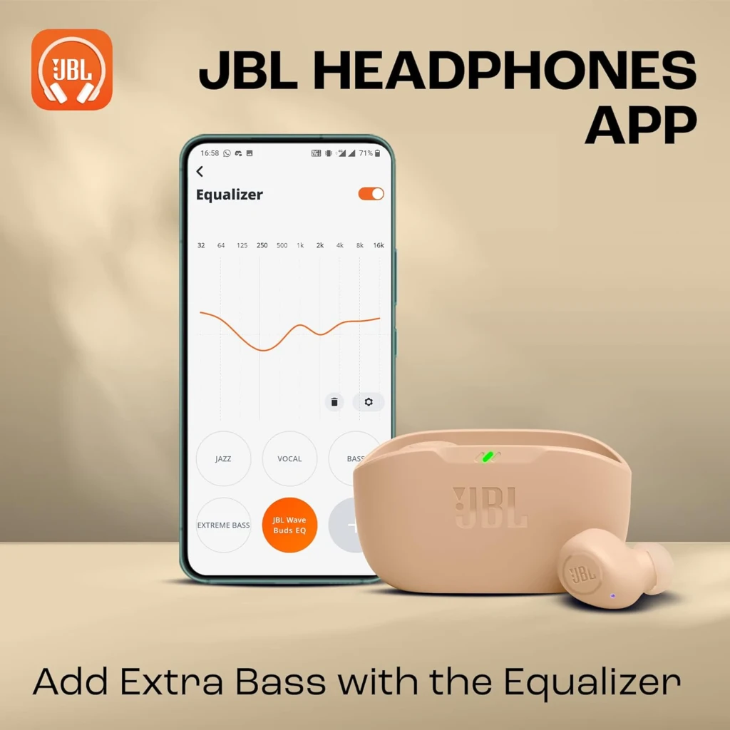 JBL Auriculares Wave Buds Bege, vista frontal: estojo fechado com LED verde e auricular direito retirado com luz azul - Item3