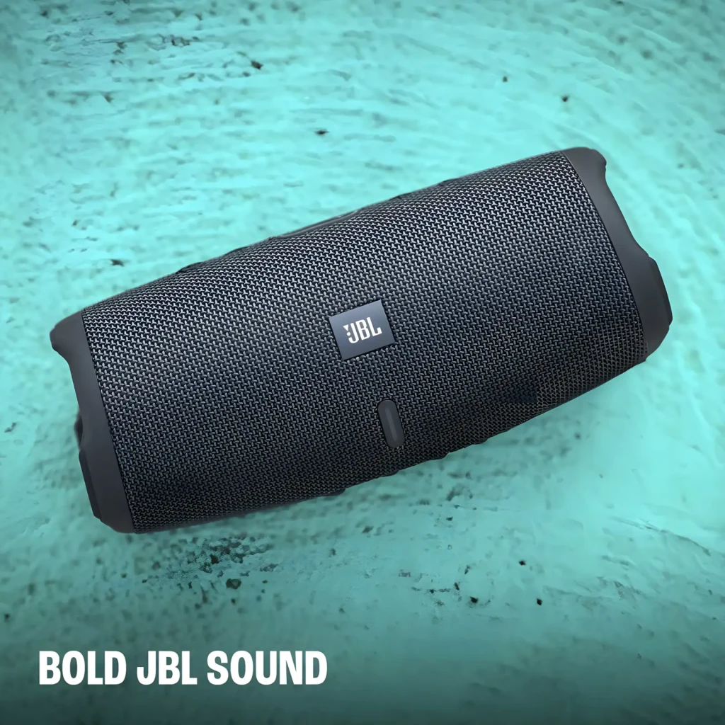 JBL Charge Essential 3 SE negro, vista frontal en ángulo: tela tejida, logo JBL y pasivo de graves izquierdo visibles - Ítem4