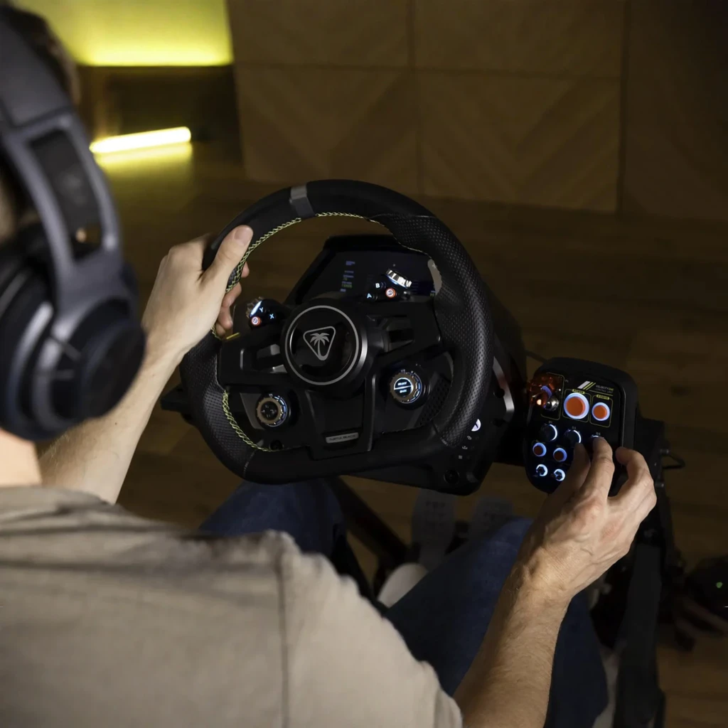 Turtle Beach VelocityOne Race Negro, vista lateral: volante con pantalla, pedales metálicos y palanca de cambios con botones - Ítem6