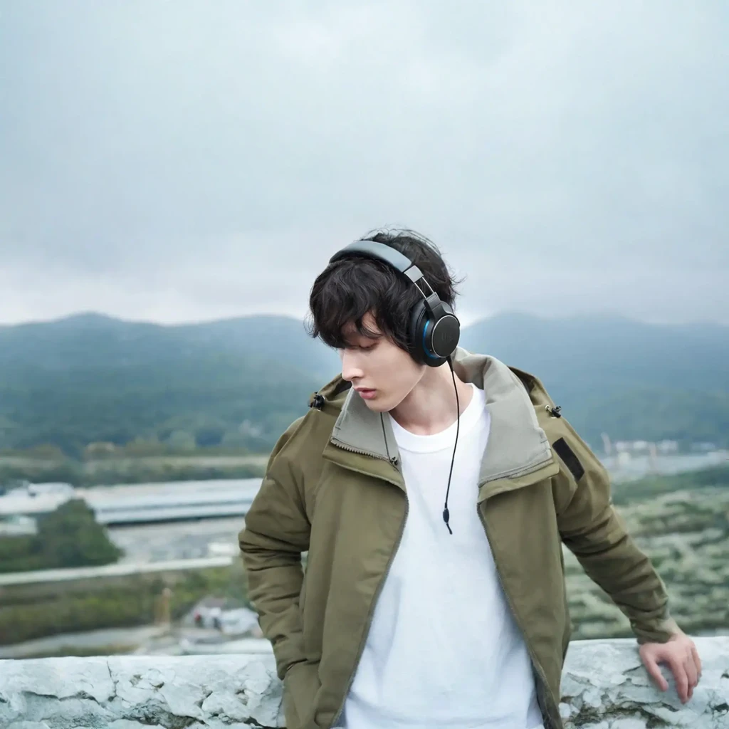 Audio-Technica ATH-AVC200 noir, vue latérale avec adaptateur: casque et jack doré 6,35 mm visible à côté du câble - Ítem4