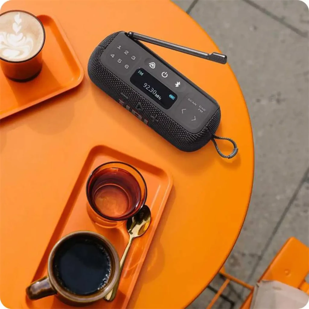 JBL Tuner 3 preto, vista frontal em ângulo: antena FM/DAB estendida, ecrã com 'connected' e logótipo JBL vermelho - Item8